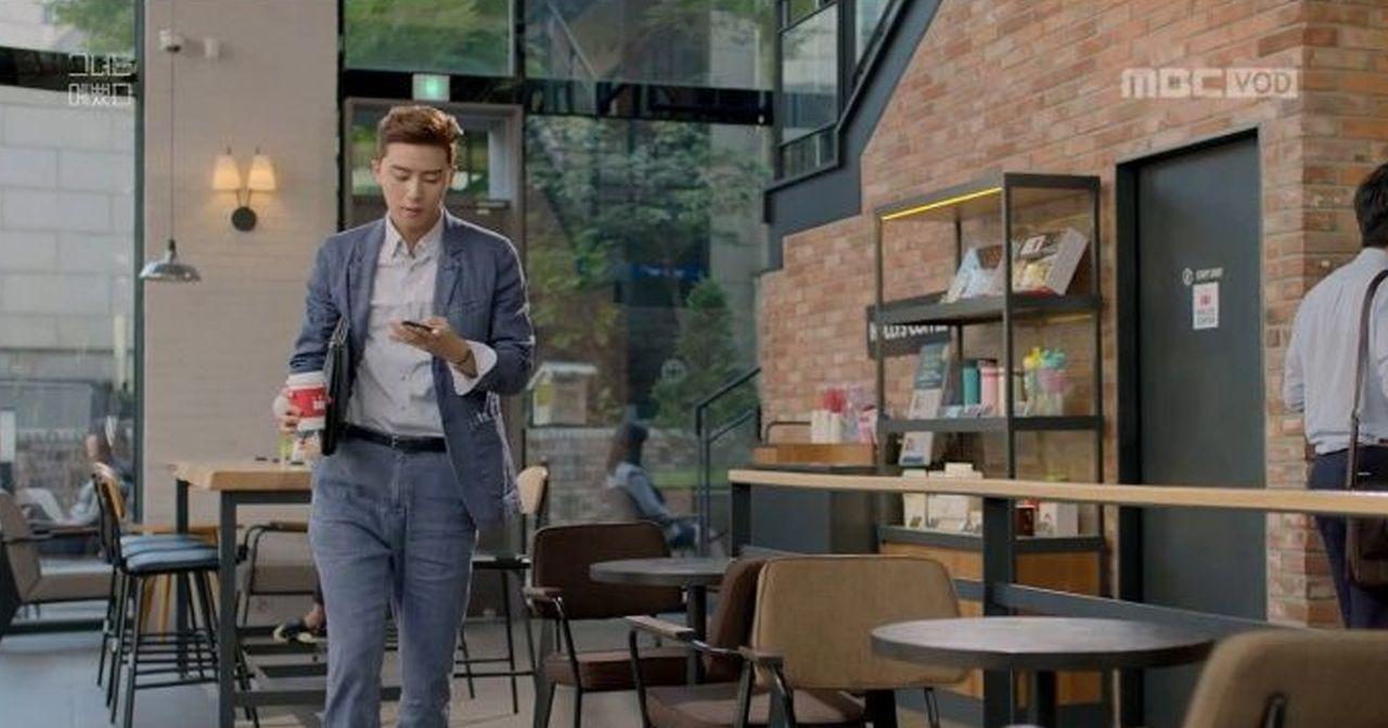 韓國連鎖咖啡廳內部，寧靜而舒適的氛圍